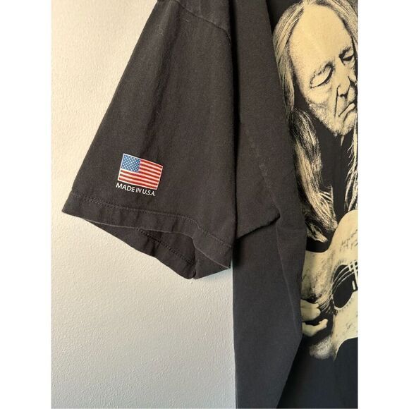 Willie Nelson black short sleeve graphic tee playing guitar size 2XL. #10-1442 - Picture 2 of 5